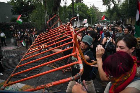 Manifestantes A Favor De Palestina Y Policías De La Cdmx Se Enfrentan