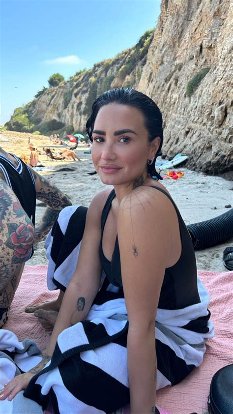 More Gorgeous And SEXY Demi Lovato Selfies Celeblr