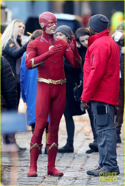 Grant Gustin Chris Klein Film As The Flash Cicada In Vancouver