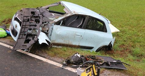 Auto Berschl Gt Sich Mehrfach Zwei Verletzte