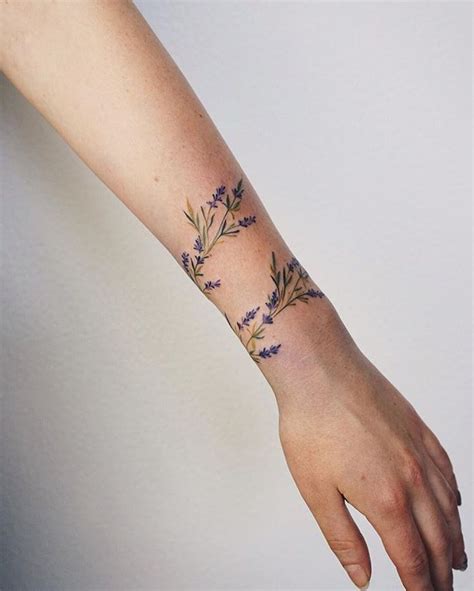 Tatouage ArtistVictoria écarlate sur Instagram Bracelet lavande