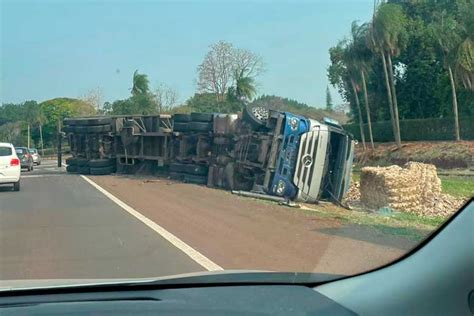 Carreta Com Silagem Tomba Em Curva Da Br 262 O Pantaneiro