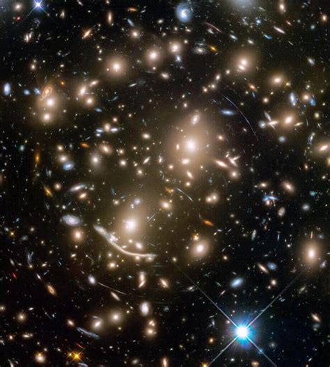 ハッブル宇宙望遠鏡が110億年前に発生した超新星を観測 3つの異なる瞬間を一度に捉えた