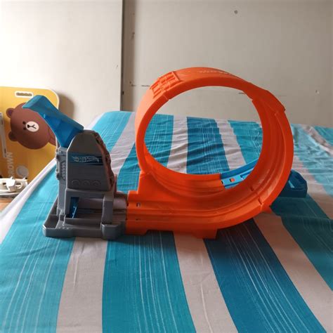 Hotwheels race car loop track, Hobbies & Toys, Toys & Games on Carousell