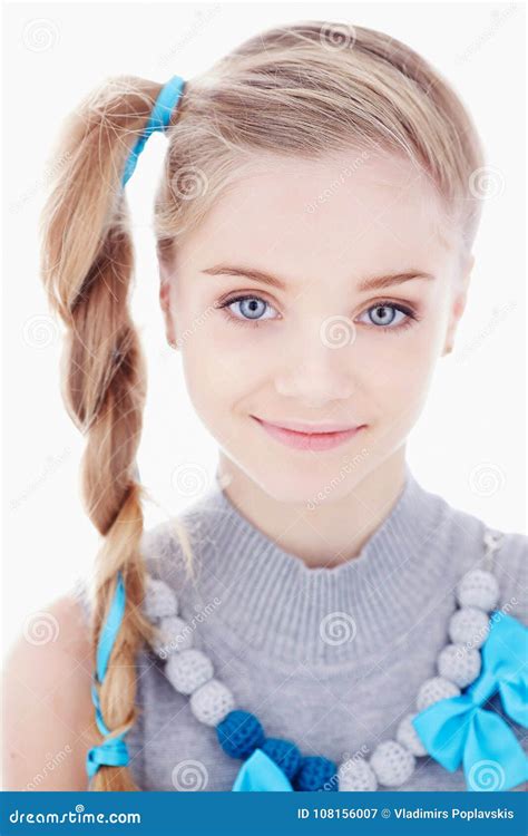 Portrait De Petite Fille Blonde Avec Des Yeux Bleus Image Stock Image