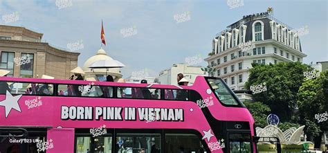 CỰC HOT 4 mỹ nhân BLACKPINK rời khách sạn di chuyển đến sân khấu tổng duyệt concert tại Hà Nội