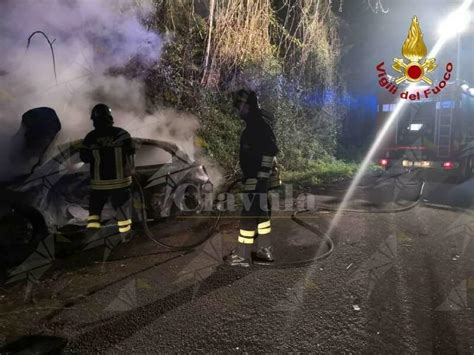 Auto Prende Fuoco Sulla Provinciale Di Vibo Valentia Intervengono I