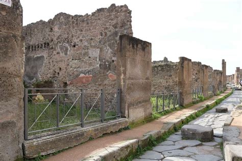 Via Degli Augustali Pompeii December 2018 Looking West Along South