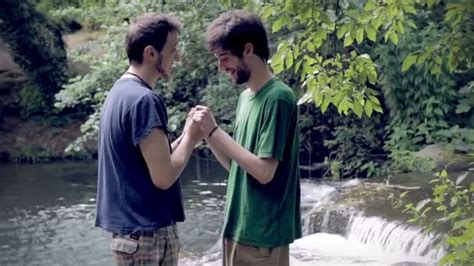 Gay Baiser Deux Les Jeunes Gay L Homme C Liner L Autre Vid O De Stock Par Videodream