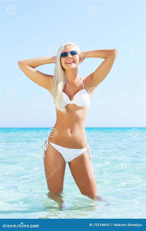 Jeune Et Sexy Femme Dans Un Bikini Sur La Plage Image Stock Image Du Sportif Exotique