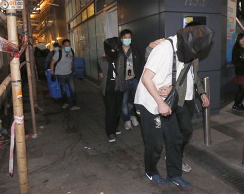 警觀塘掃鹹碟 拉3人檢萬多隻「四仔」｜即時新聞｜港澳｜oncc東網