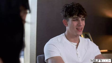 Milfy Stunner Milf Jennifer Kann Dem Schwanz Des Jungen Schauspielers Nicht Widerstehen Xhamster