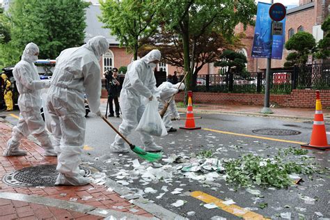 Trash Balloons From North Korea Hit South S Presidential Compound