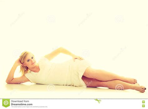 Jeune Dame Renversante Blonde Dans Le Blanc Photo Stock Image Du Blanc Charmer 78398048