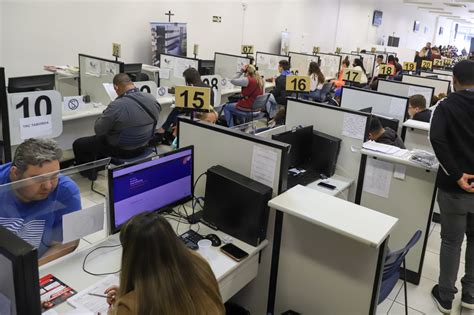 Seis empresas oferecem 423 vagas de emprego em Curitiba a partir de