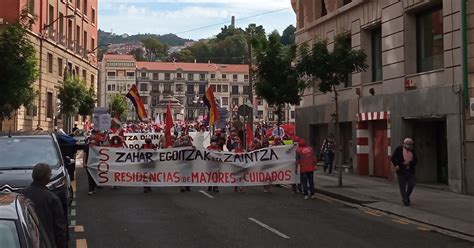 Cientos De Pensionistas Se Manifiestan En Bilbao Bajo El Lema Los