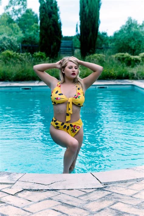 Fille Blonde Dans La Pose Jaune De Bikini Photo Stock Image Du Soutien Caucasien 70048722