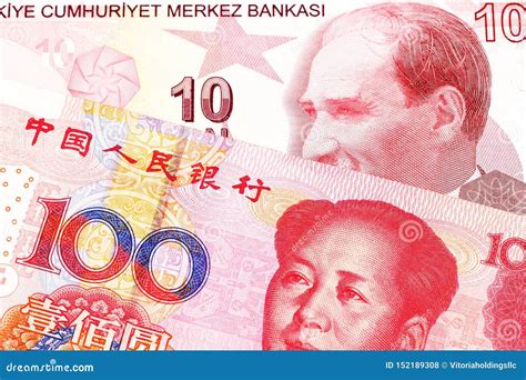 Un Billete De Banco De La Lira Turca Con Una Cuenta China Del Yuan Foto