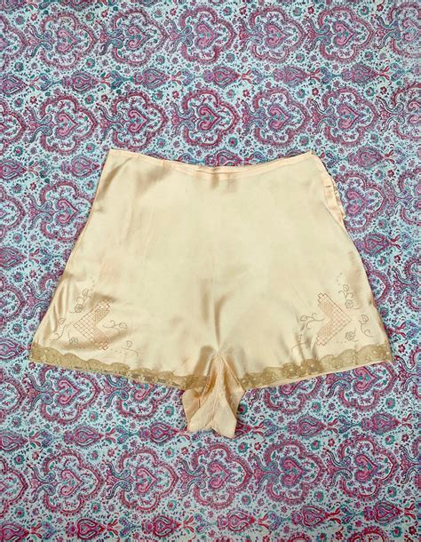 Vintage Sexy Lingerie 1940s Peach Pink Silk Satin Tap Pants Lace Lingerie Boudoir Shorts With