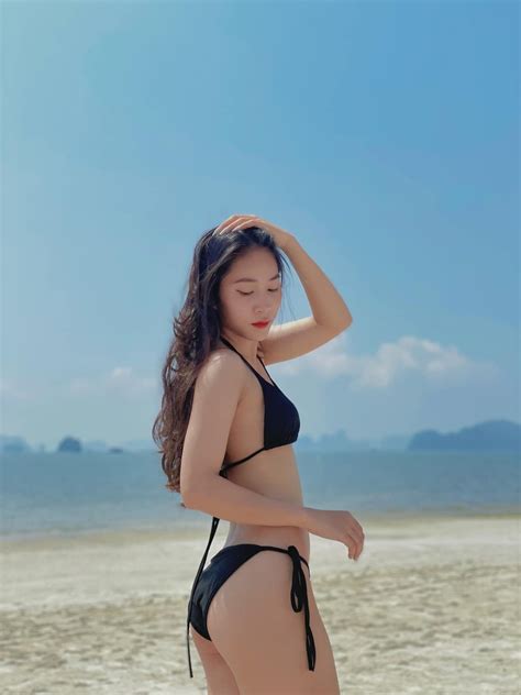 Đội trưởng U18 nữ Việt Nam diện bikini khoe thân hình nóng bỏng