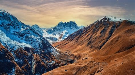 Paisagem De Um Vale Montanhoso Majestoso Neve E Marrom Em Juta Na