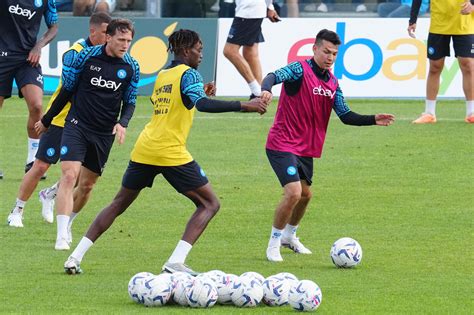 Napoli Osimhen Torna In Campo E Natan Si Presenta Le Foto Da Castel