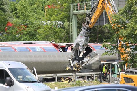 Fotos Bergungsarbeiten nach Zugunglück bei Garmisch Partenkirchen