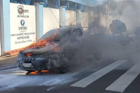 Carro parado no semáforo pega fogo motorista escapa e aciona bombeiros