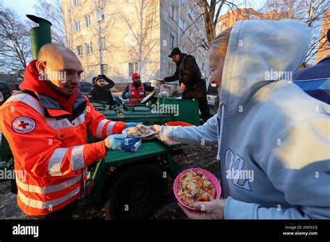 KHARKIV UKRAINE 14 FÉVRIER 2023 volontaires de la Société