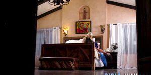 Lesbian Squirts For Pussy Eating Maid Porn Videos