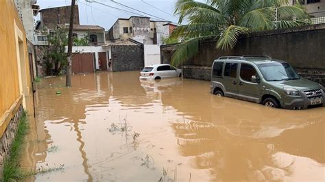 Chuva provoca queda de árvores interdições de ruas alagamentos e