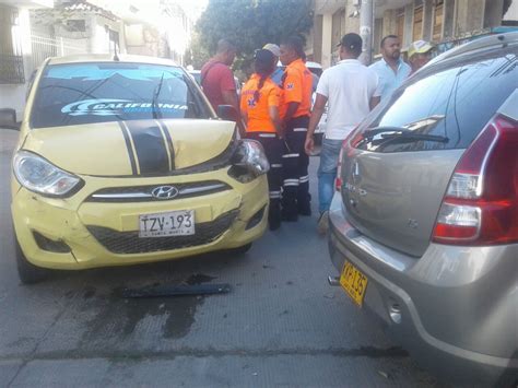 Falta de precaución ocasiona choque entre dos vehículos en el Centro