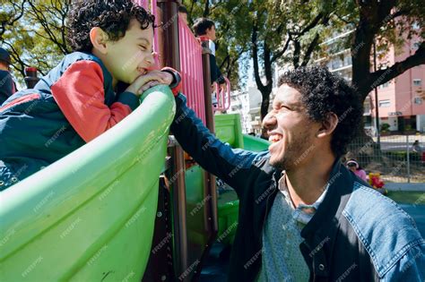 Jeune Père Afro Latin Homme Debout Jouant Avec Son Fils Qui Est Sur Un