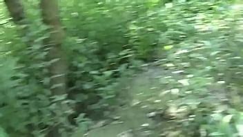 Orgasmo de una Milf con un extraño en un lugar público XNXX