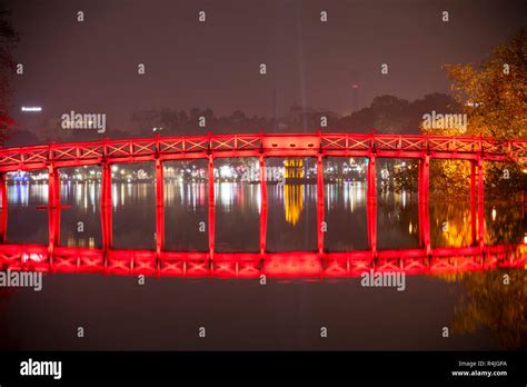 Hoan Kiem Lake. Night view in Hanoi Stock Photo - Alamy