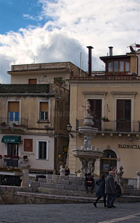 Fontana Del Centauro Al Quadrato Del Duomo Taormina Sicilia Italia