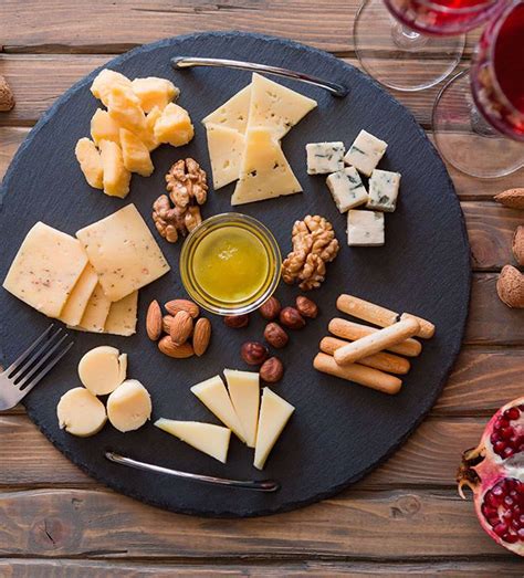 Tabla De Quesos Una Tabla De Quesos Con Algo De Fruta Mermelada O