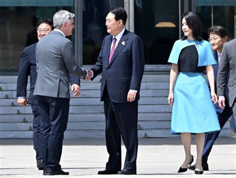 첫 순방 마치고 귀국하는 윤석열 대통령 한국경제