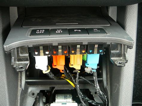 Кнопка открытия багажника из салона — Volkswagen Jetta V, 1,6 л, 2009 ...