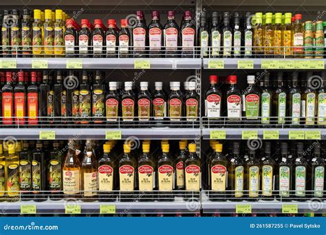 оливковое масло различных брендов в продуктовом магазине. минский ...