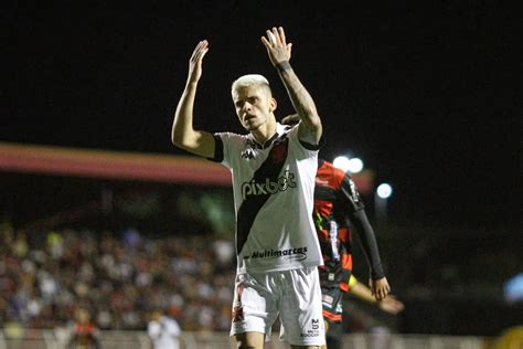 Gabriel Pec joga no sacrifício contra o Fluminense e chama atenção