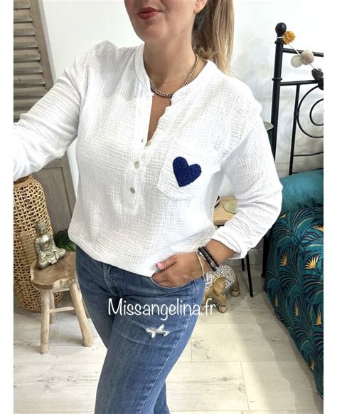 CHEMISE EN GAZE DE COTON BLANCHE AVEC UN COEUR BRODÉ BLEU MARINE