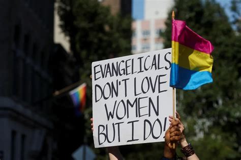 Pastor evangélico y su esposa fueron acusados de maltratar y agredir a su hijo por ser gay Infobae