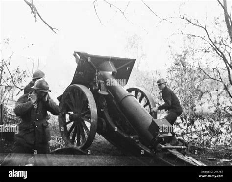 Howitzer In France Wwii Stock Photo Alamy