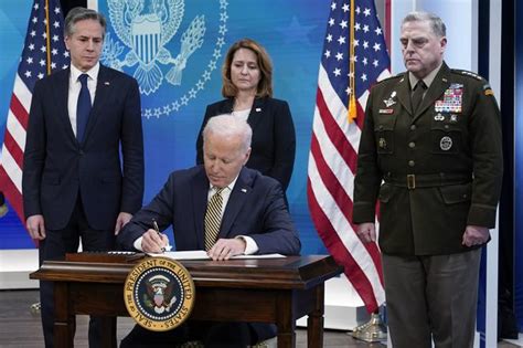 Wojna na Ukrainie Joe Biden podpisał ustawę o pomocy Ukrainie 800 mln