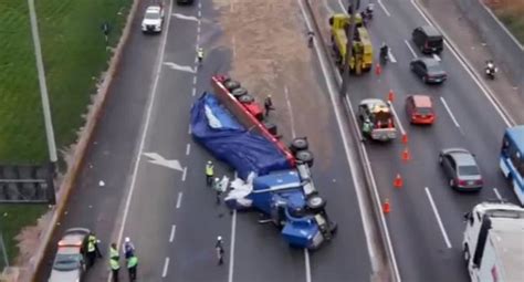 Vía Evitamiento cierran carril tras volcadura de tráiler y ocasiona