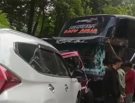 Kecelakaan Beruntun Bus Pariwisata Hantam Kendaraan Di Sitinjau