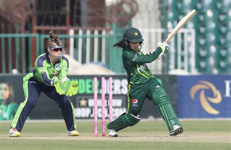 Javeria Khan chops one onto her stumps | ESPNcricinfo.com