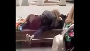 Estúpida rubia hace una mamada en público XVIDEOS