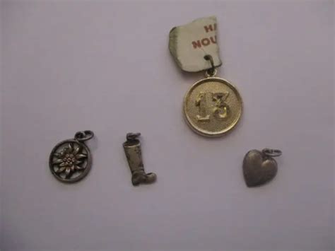 Lot De Anciens Petits Pendentifs En Metal Botte Fleur Coeur Et Porte